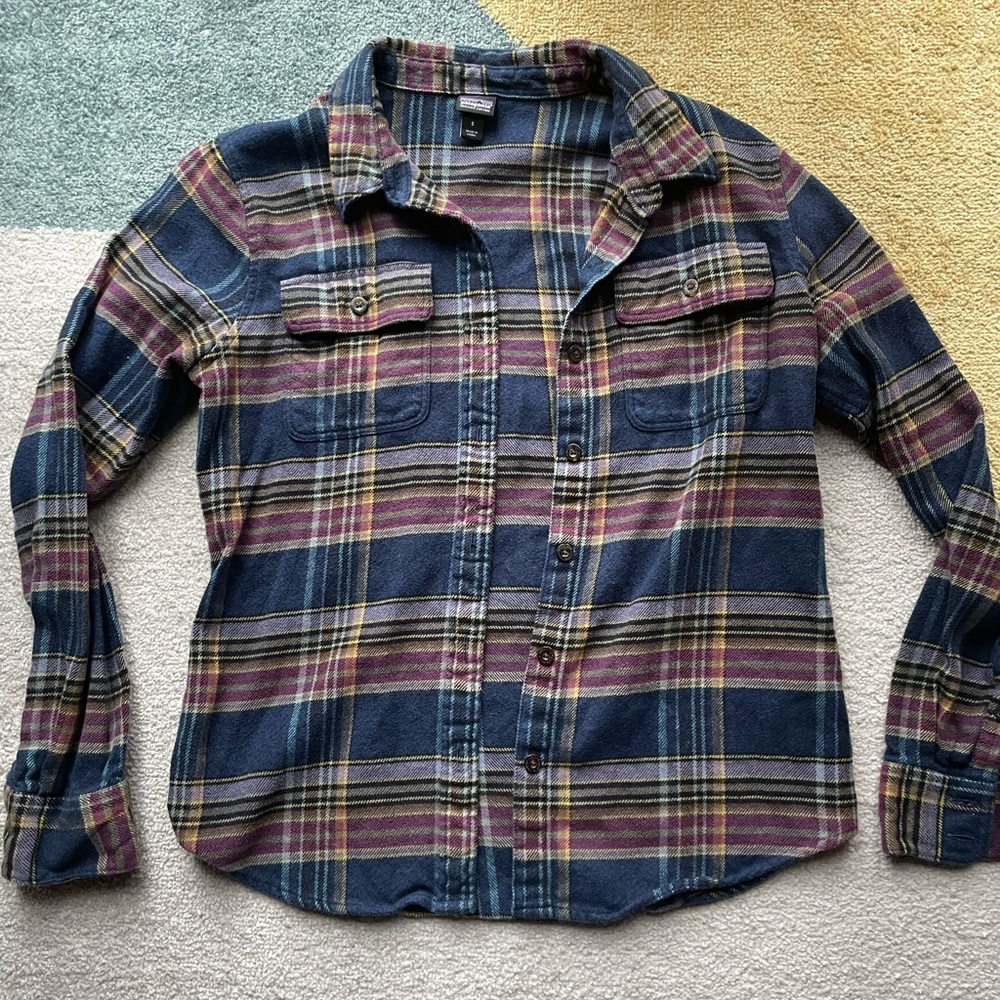 Patagonia women’s plaid button up size small